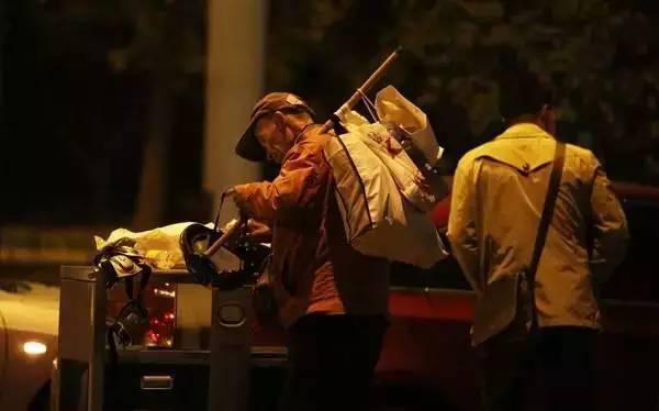 含著淚看完的！一位拾荒老人，溫暖了整個人間