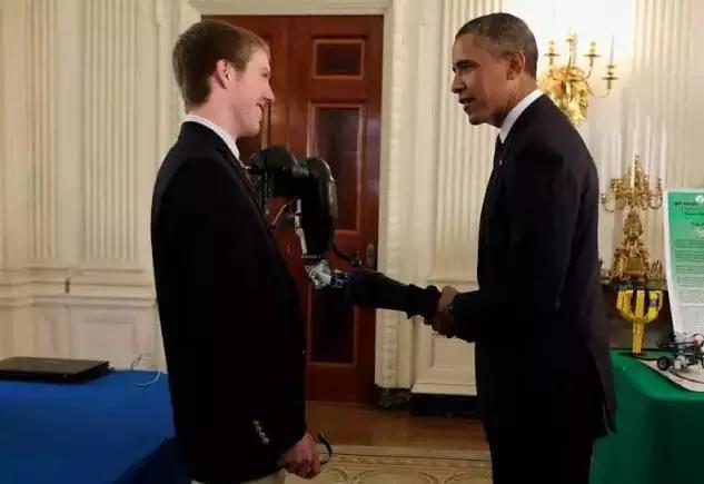 19歲少年發(fā)明了用意念控制手臂，震驚世界！