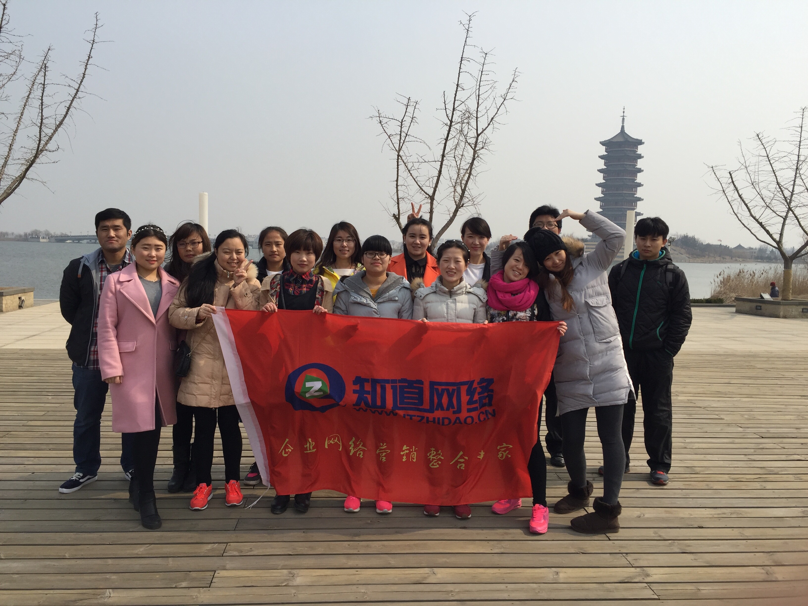 陽春三月，草長鶯飛，我們一起去摘草莓吧！